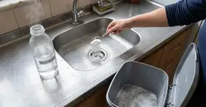 Guardar bicarbonato de sódio embaixo da pia da cozinha: para que serve e por que milhares de pessoas fazem isso?