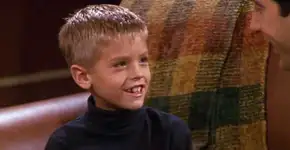 Saiba como está Ben, filho de Ross, Carol e Susan em ‘Friends’