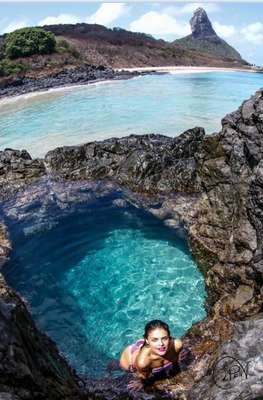 Paloma Bernardi em maravilhosa piscina natural