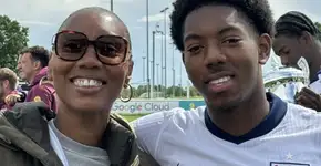 Mãe de jogador do Arsenal cria projeto de apoio a pais de jovens atletas