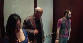 Dupla anima pessoas no elevador ao som de Jackson 5