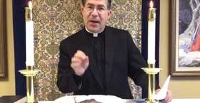 Padre coloca feto abortado no altar em campanha por Donald Trump