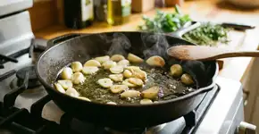 Por que refogar o alho em fogo baixo antes de adicionar qualquer outro ingrediente ao molho: uma etapa que evita o amargor e desenvolve um sabor muito mais profundo