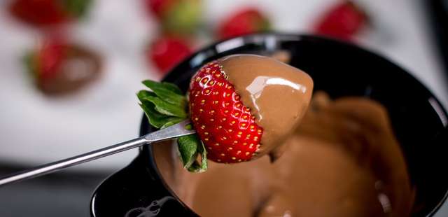 Fondue de chocolate que leva só 3 ingredientes e é uma delícia