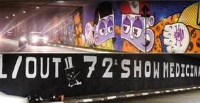 Painel de grafite é coberto com divulgação de festa da Medicina da USP