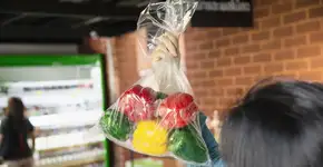 Nova lei proíbe cobrança de sacolas plásticas em supermercados