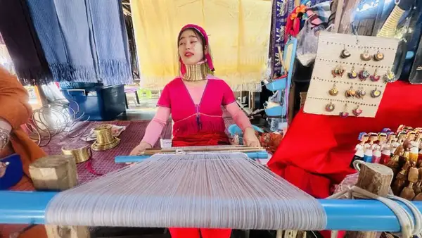 Elas trabalham na tecelagem para vender peças artesanais