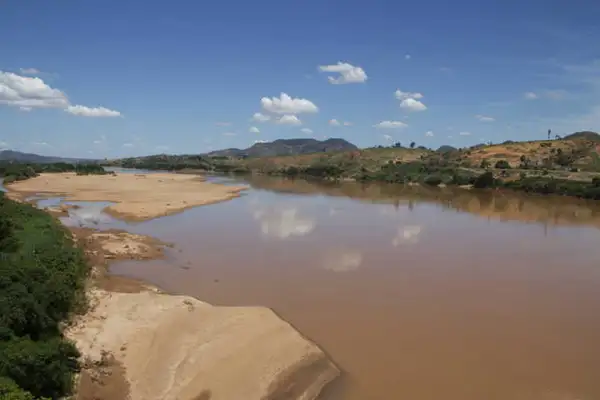 Em novembro de 2015, os rejeitos de minério da Samarco invadiram o rio Doce, estendendo seus danos por centenas de quilômetros até o oceano Atlântico. Na imagem, trecho do rio entre Colatina e Baixo Guandu, no Espírito Santo. Após a tragédia, as águas adquiriram uma tonalidade marrom e uma aparência turva, acentuadas quando chove e a lama – que ficou depositada no fundo do rio – volta à superfície