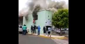 Homem escala casa pegando fogo para salvar criança de incêndio