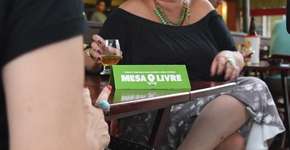 Que tal dividir a mesa do bar ou restaurante com um desconhecido?!