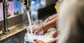 Conheça o jeito certo de lavar louça em 4 passos simples