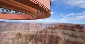 Passarela de vidro sobre o Grand Canyon fascina visitantes