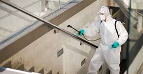 Estudo descobre qual a chance de pegar covid ao tocar superfícies