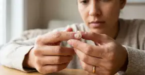 Unhas descamando? O cuidado caseiro que pode ajudar mais do que trocar de esmalte