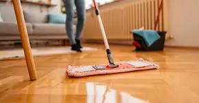 Você está fazendo errado! Descubra o ingrediente você deve jogar no piso antes de passar pano