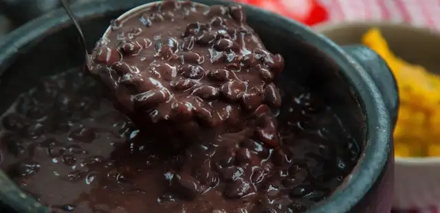 Feijoada vegetariana que impressiona até quem jura que não vive sem carne
