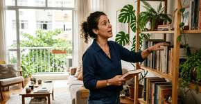 Falar sozinho enquanto faz as tarefas de casa é o truque perfeito para ter um cérebro mais rápido e focado segundo a psicologia