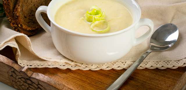 Como fazer um creme de cebola saboroso e fácil para esquentar suas noites