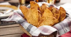 Crocante e sem óleo: aprenda a fazer pastel na air fryer