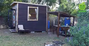 Ativista adota estilo de vida verde com casa ecológica e bike