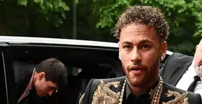 Neymar Jr. ostenta visual extravagante em premiação na França