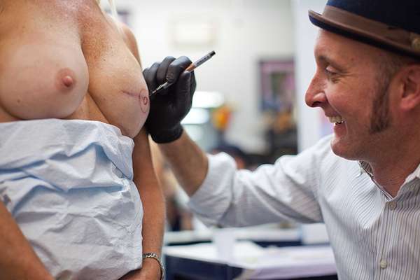 Tatuador refaz tatuagem de mulher que realizou masectomia (Imagem: Divulgação) 