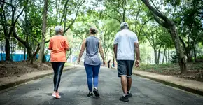 Pausas rápidas durante a caminhada turbina queima calórica, revela estudo