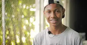 Jovem consegue primeiro emprego na ONG em que jogava bola