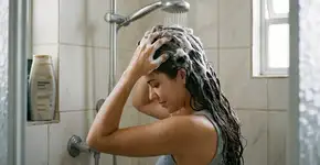Como lavar o cabelo para parecer mais leve, brilhante e solto sem trocar de shampoo