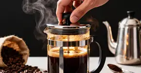 Cada vez mais pessoas estão descartando suas cafeteiras modernas. Elas preferem retornar ao aparelho esquecido que fazia o melhor café do mundo