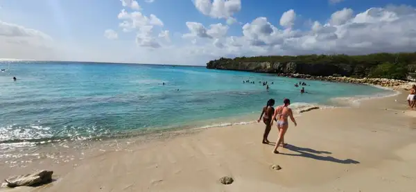 A praia de Daaibooi tem águas transparentes e calmas