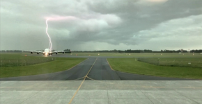 Câmera registra raio caindo ao lado de avião na Nova Zelândia