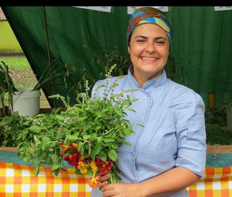 Sesc Vila Mariana recebe a gastrônoma Adriana Vernacci para realizar a oficina de Macarrão Caseiro com Pesto Brasileiro