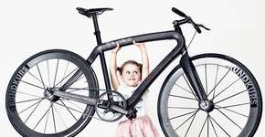 Bicicleta de fibra de carbono trançado pesa apenas 5 kg