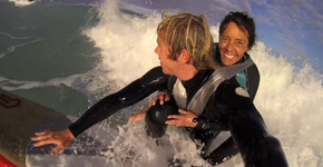 Mulher paraplégica vira surfista usando fita adesiva