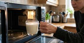 Poucas pessoas sabem, mas aquecer água ou leite no micro-ondas pode ser contraindicado