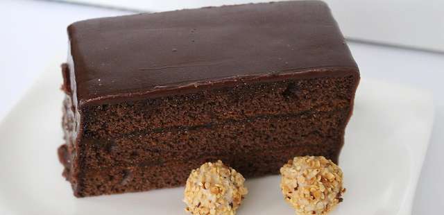 Bolo de chocolate pra lá de especial; confira a receita