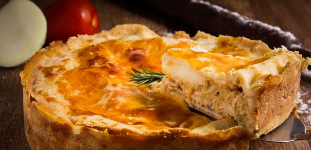 Torta salgada sensacional com recheio de presunto e queijo