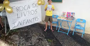 Menino louco por leitura organiza feira de troca de livros em SP