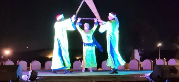 Durante o jantar ocorre algumas shows de dança