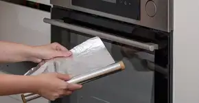 Truque com papel alumínio promete deixar seu forno brilhando em 5 minutos