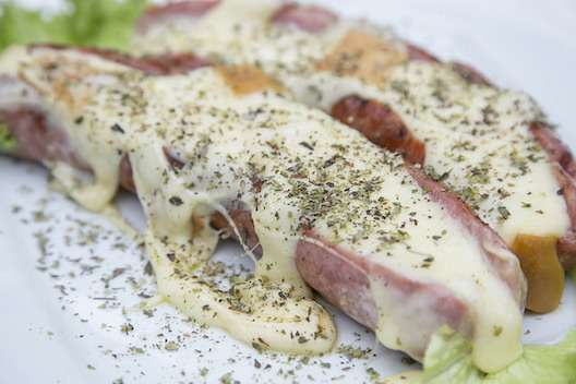 Linguiça do Bola com Provolone - Linguiça grelhada com queijo provolone gratinado no forno, com óleo de oliva e orégano. Acompanha torradas ao óleo de oliva, no Boteco do Joaquim: R$ 15 (para 2 pessoas) - Foto: Divulgação