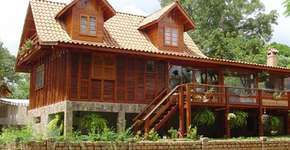 Aconchegante, casa de madeira pode ser pré-moldada