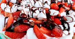 Festival do Morango lambuza parque com delícias da fruta