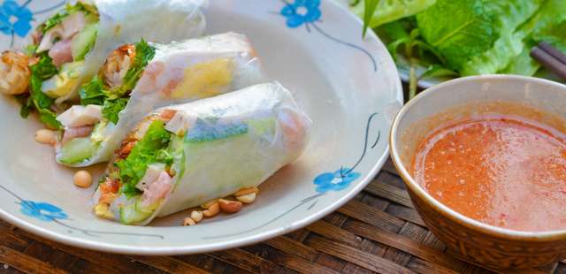 Aprenda wrap de folha de arroz com legumes e molho de amendoim e surpreenda no almoço