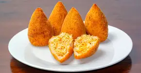 Coxinha de frango crocante por fora e cremosa por dentro