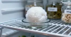 Coloque uma bolinha de algodão com vinagre na geladeira e veja como os odores somem sem esforço