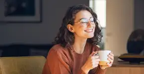 5 chás que ajudam a aliviar cólicas e desconfortos menstruais