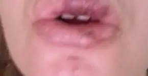 Marido espanca mulher em frente ao filho durante crise de ciúmes