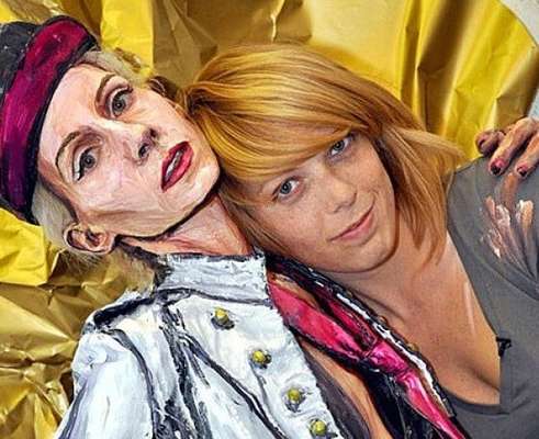 A artista Alexa ao lado de uma modelo